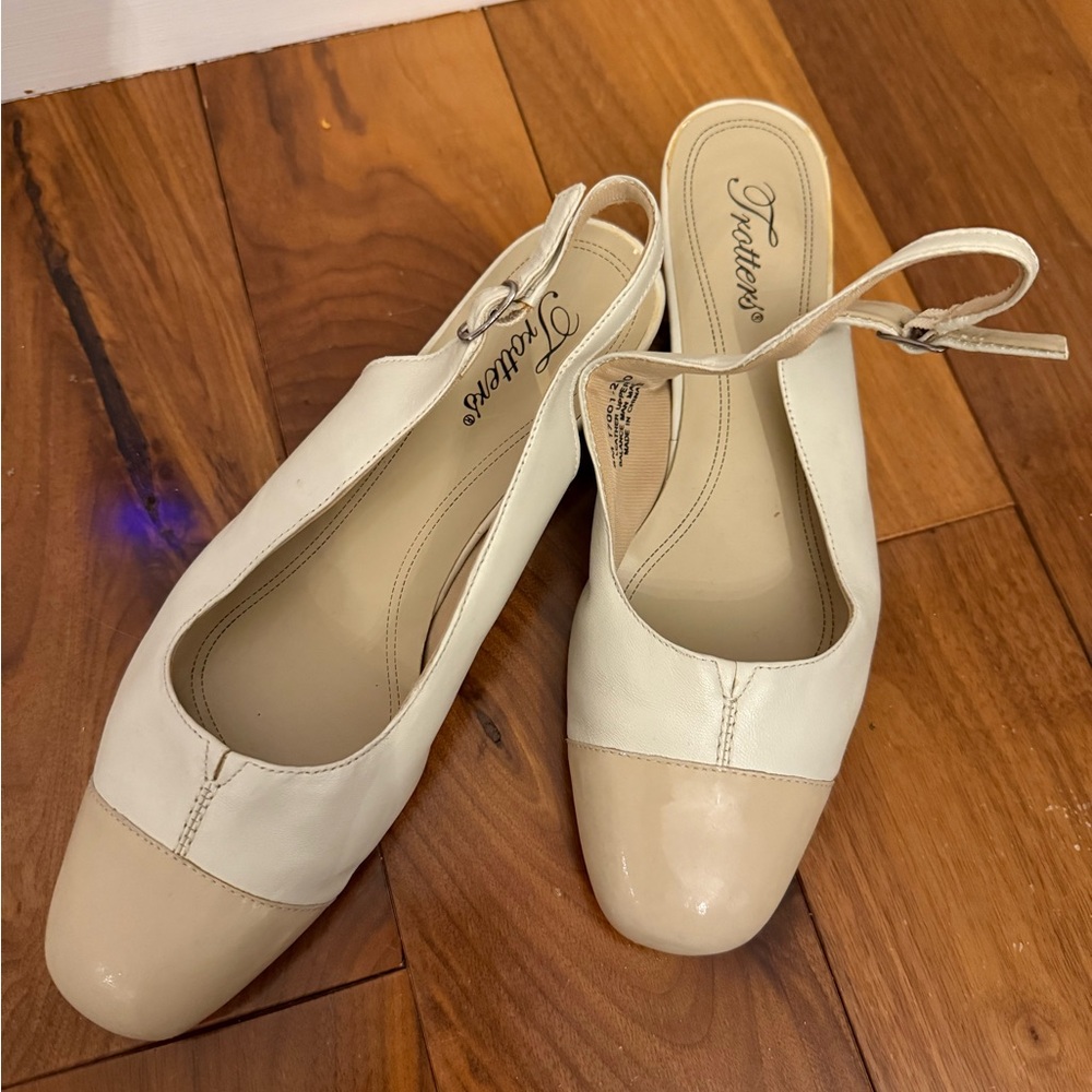Trotters Women's Cream and Tan Slingback Shoes